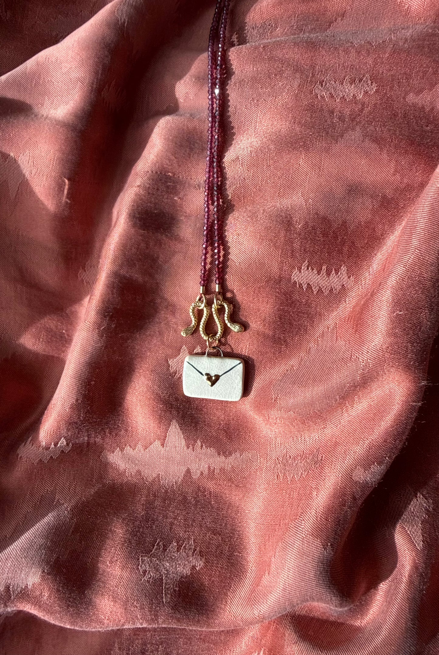 Envelopvormige keramieken bedel met gouden hartje, handgemaakt — Amber Nicola