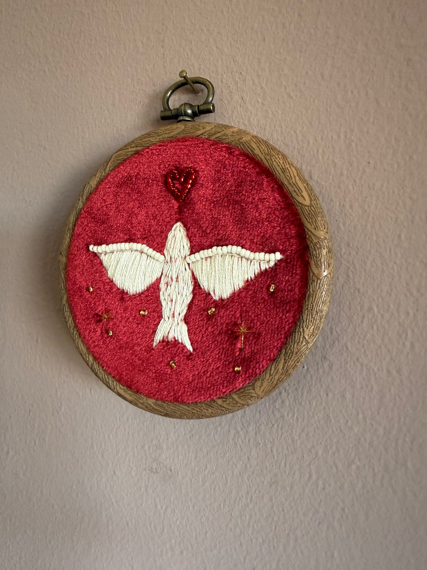 Handgeborduurd duifje op rood fluweel, maat S — handgemaakt interieurstuk, Amber Nicola