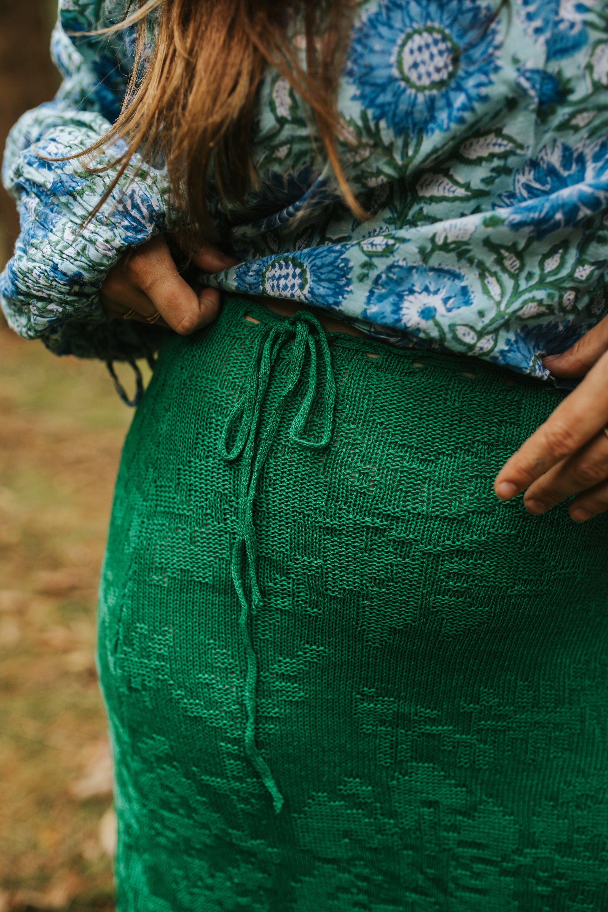 Detail van gebreide stof in groen — handgemaakt in Bosnië en Herzegovina, Amber Nicola