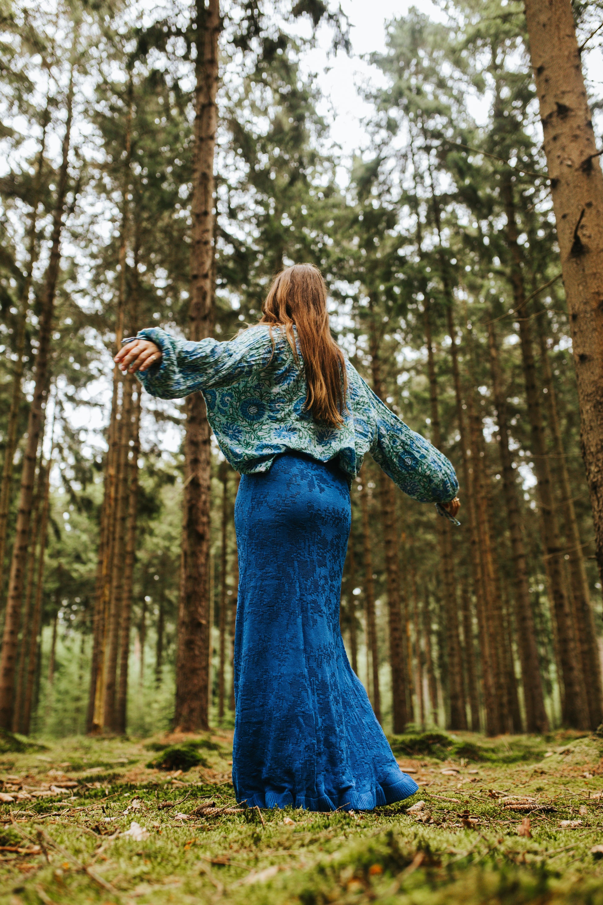 Model draagt handgemaakte gebreide rok in helderblauw — Amber Nicola