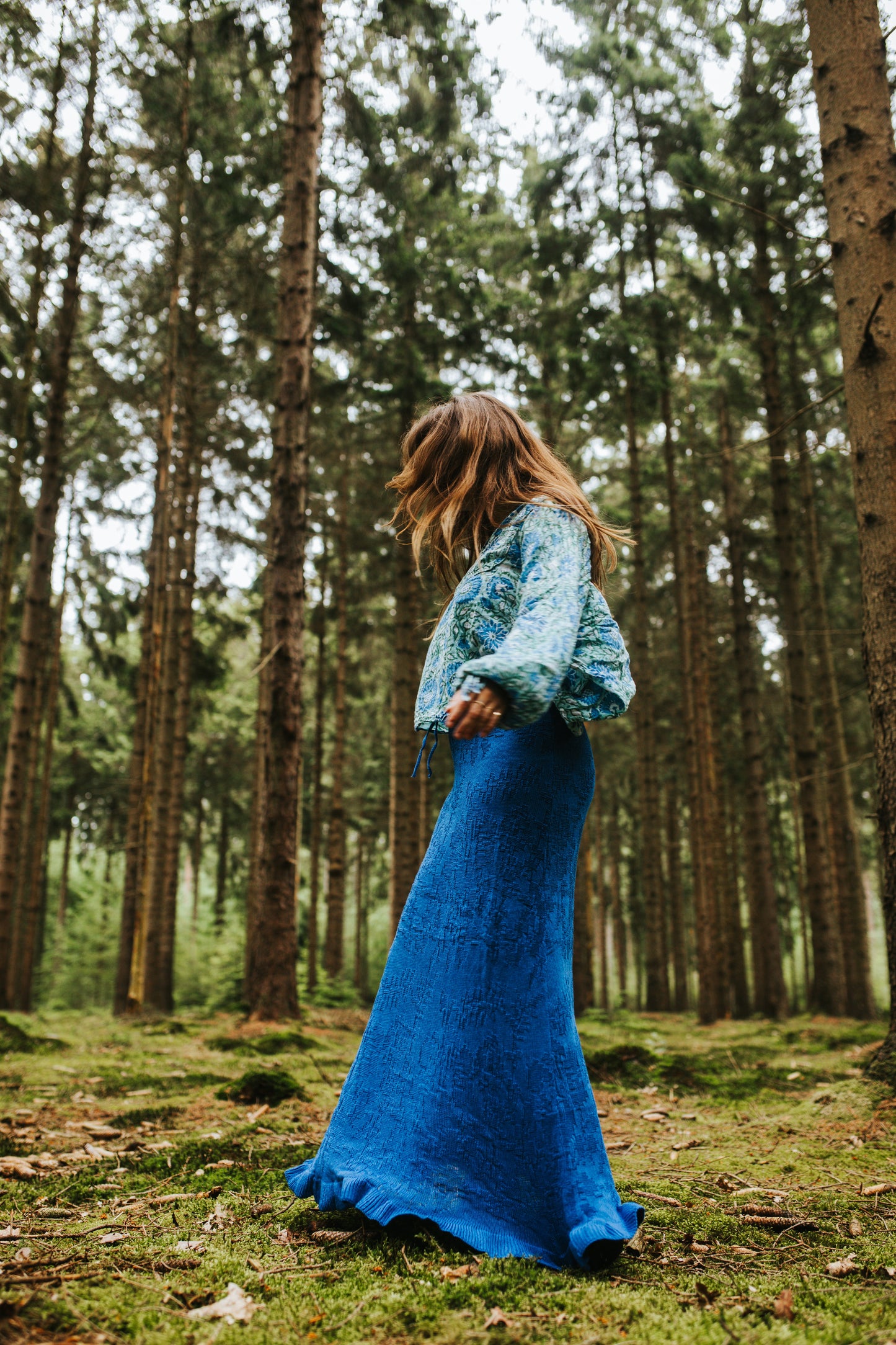 Model draagt handgemaakte gebreide rok in helderblauw — Amber Nicola
