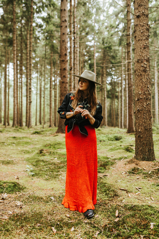 Handgemaakte gebreide rok in rood — vooraanzicht, Amber Nicola