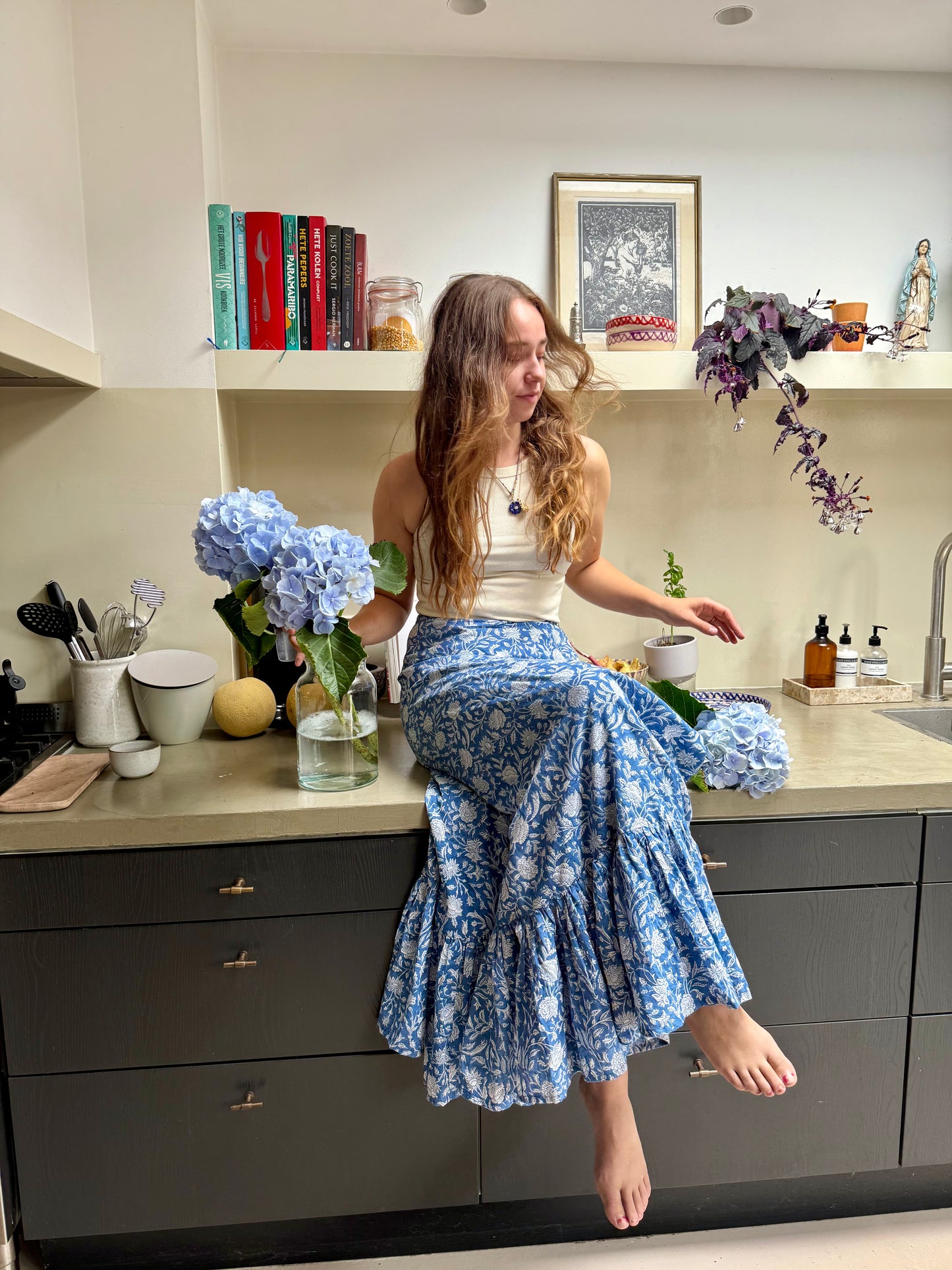 Amber Nicola in haar zelf ontworpen blockprint rok 