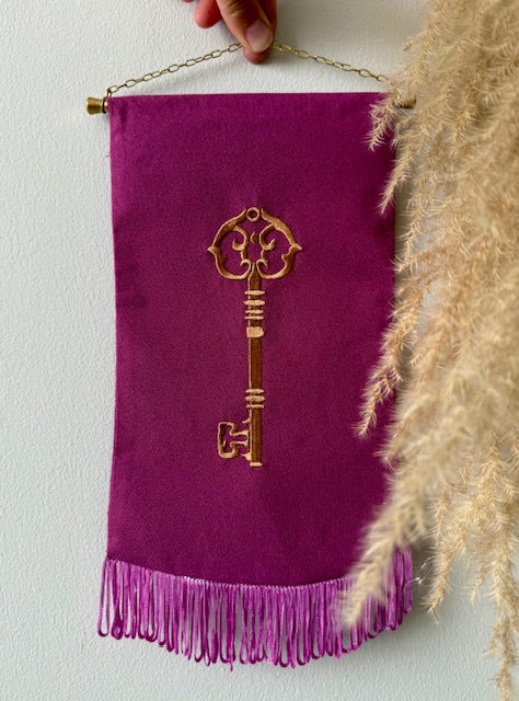 Wandhanger met machinaal geborduurd antiek sleutelmotief in Fuchsia — Amber Nicola