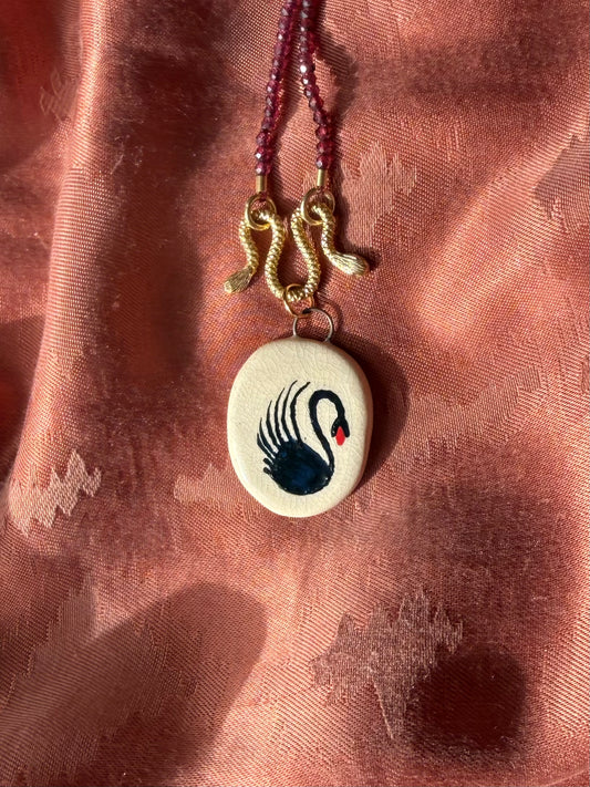 Close-up van keramieken bedel met zwarte zwaan — Amber Nicola