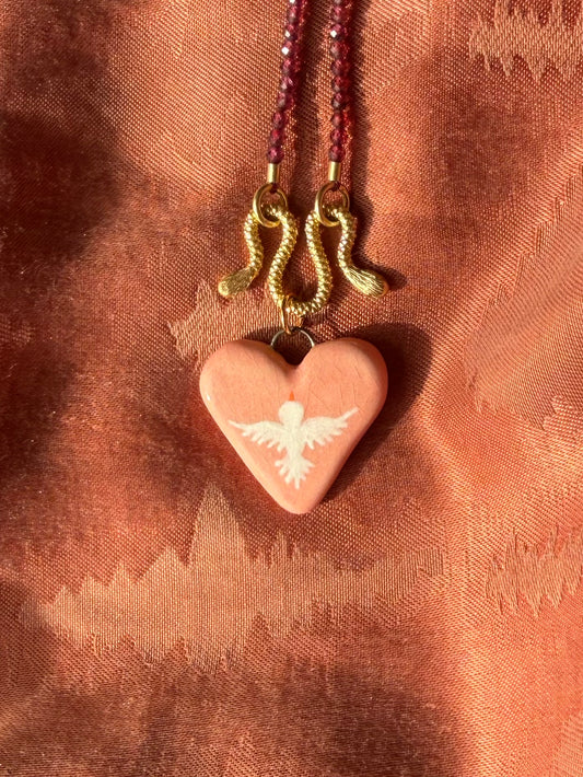 Close-up van keramieken hartjesbedel met duifje — Amber Nicola