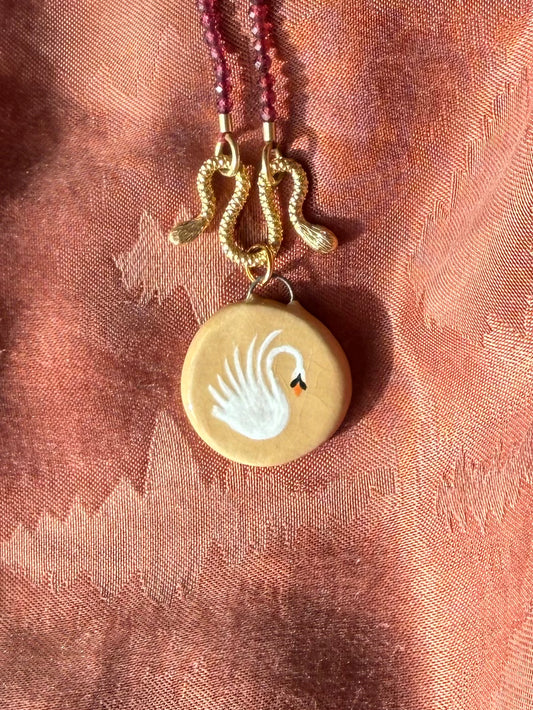 Lichtbruin bedeltje met zwaan