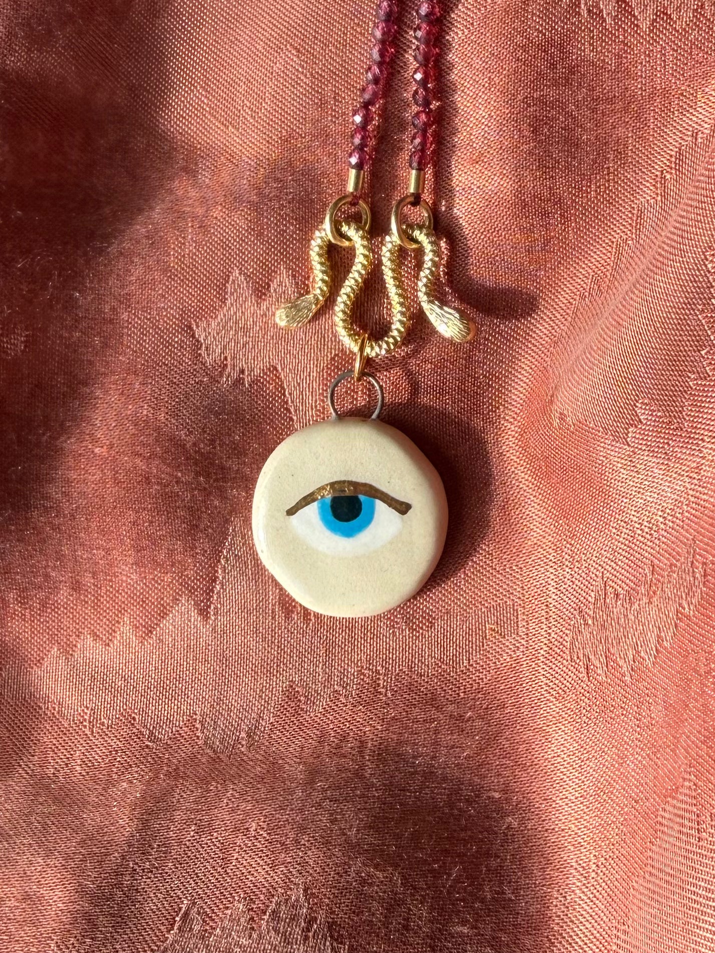 Beige bedel met oogje