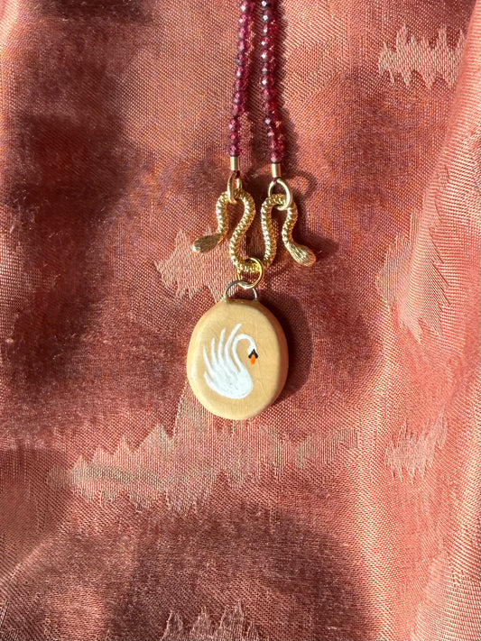 Lichtbruin bedeltje met zwaan