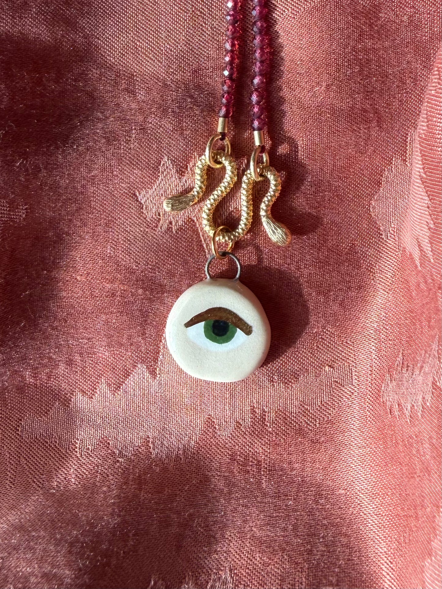 Beige bedel met oogje