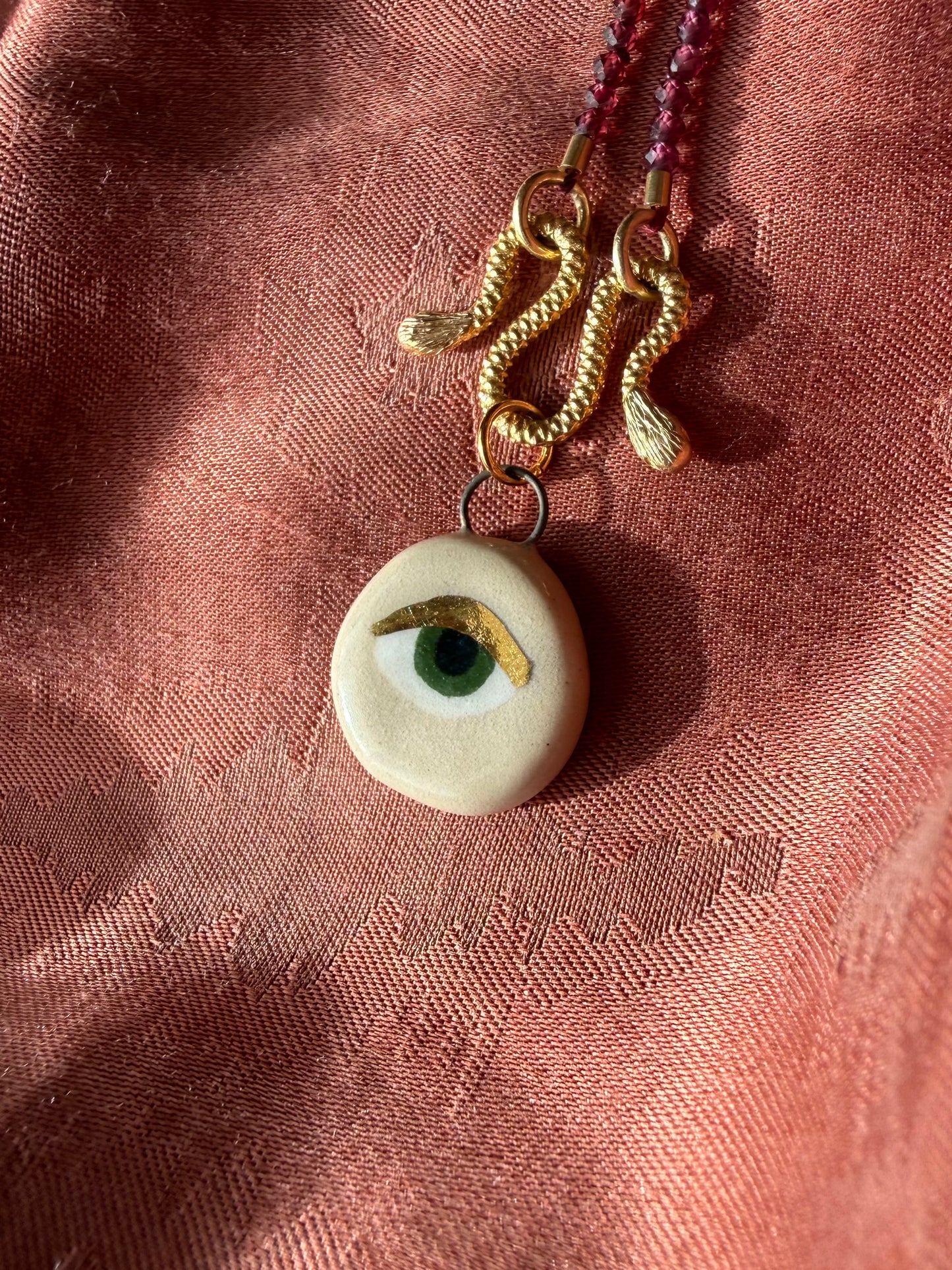 Beige bedel met oogje