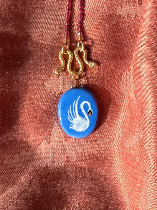 Close-up van blauwe keramieken bedel met zwaan, geglazuurd — Amber Nicola