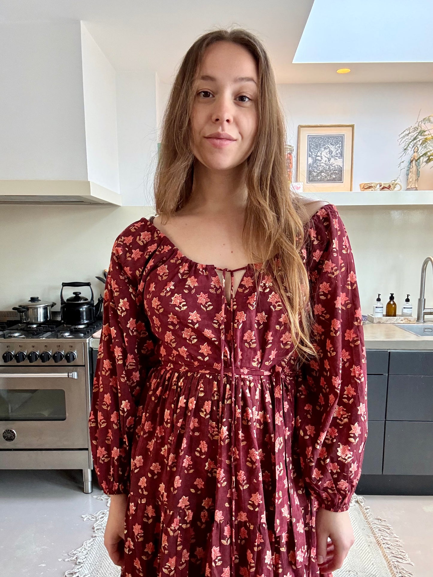 Handgemaakte blockprint jurk Dakota Canyon Rose — vooraanzicht met warm rode print, Amber Nicola