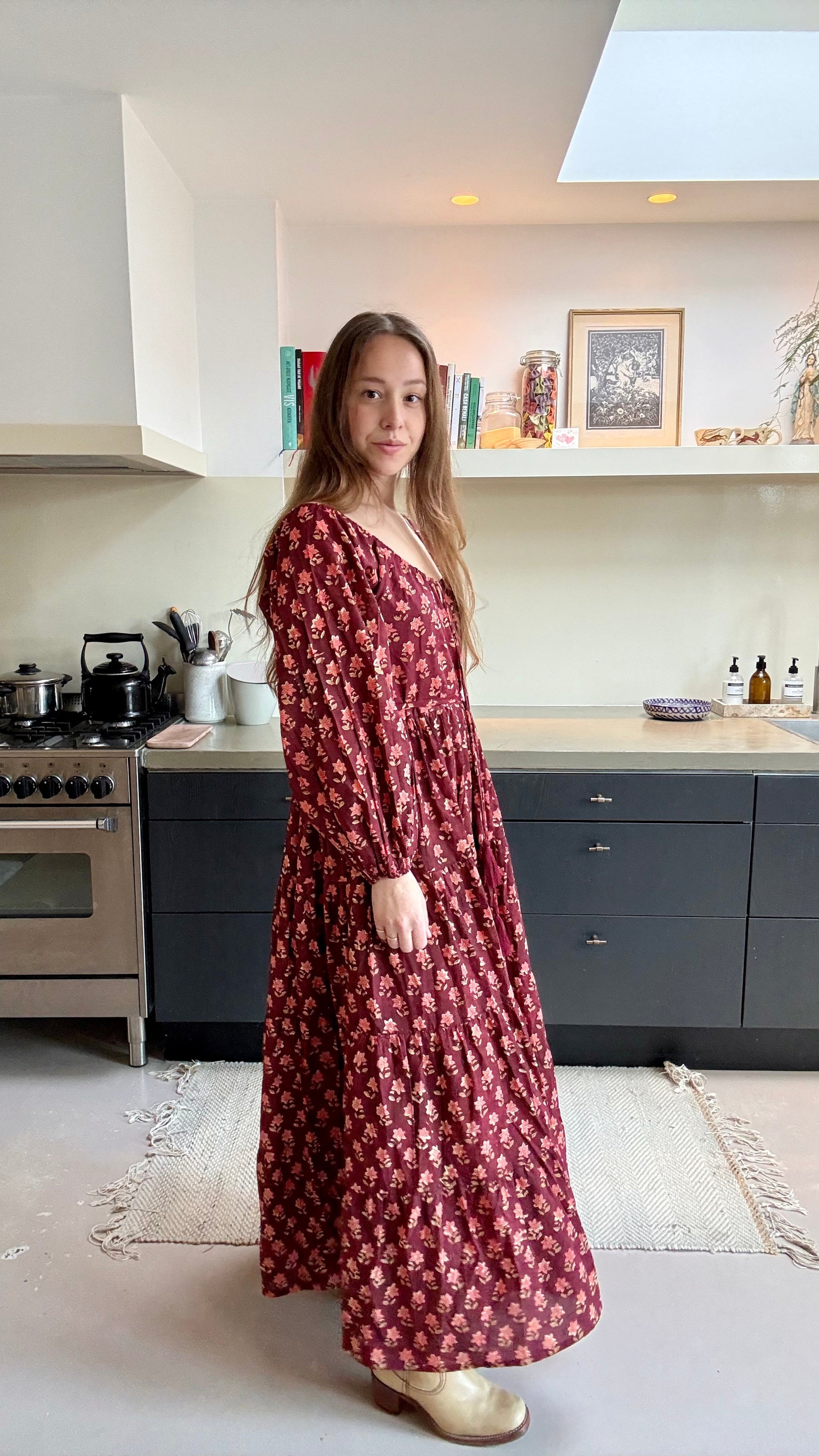 Handgemaakte blockprint jurk Dakota Canyon Rose — vooraanzicht met warm rode print, Amber Nicola