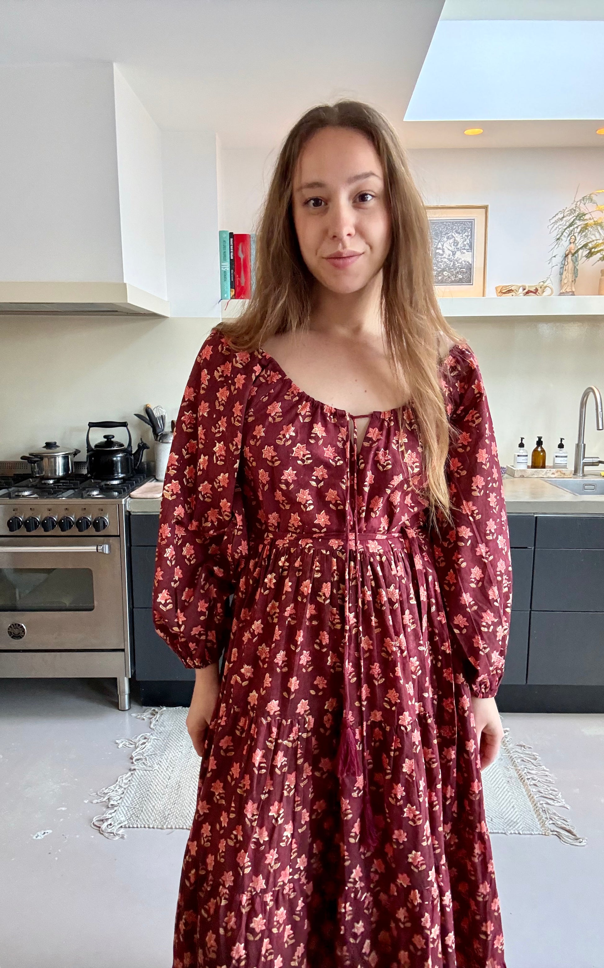 Handgemaakte blockprint jurk Dakota Canyon Rose — vooraanzicht met warm rode print, Amber Nicola