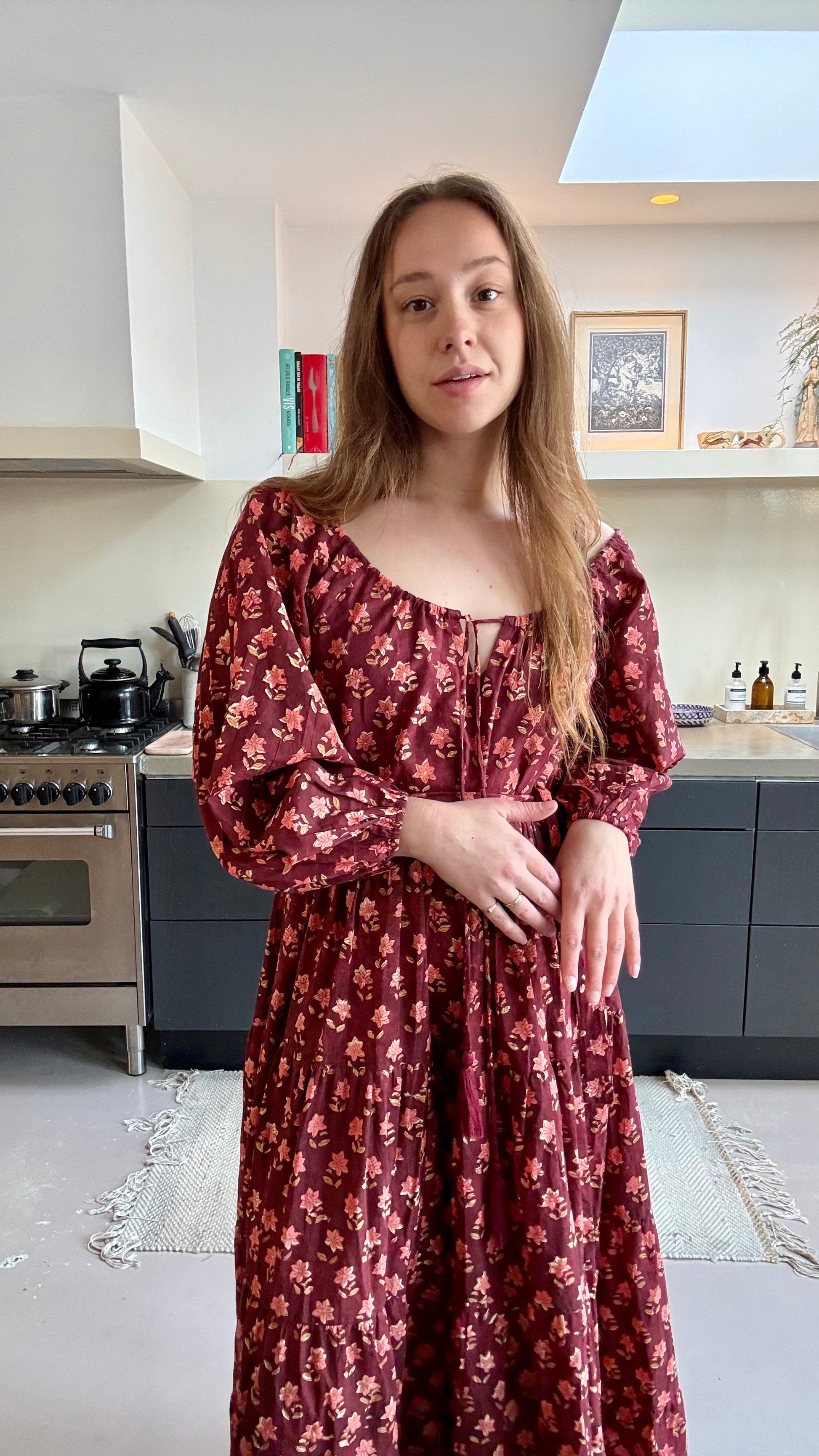 Handgemaakte blockprint jurk Dakota Canyon Rose — vooraanzicht met warm rode print, Amber Nicola