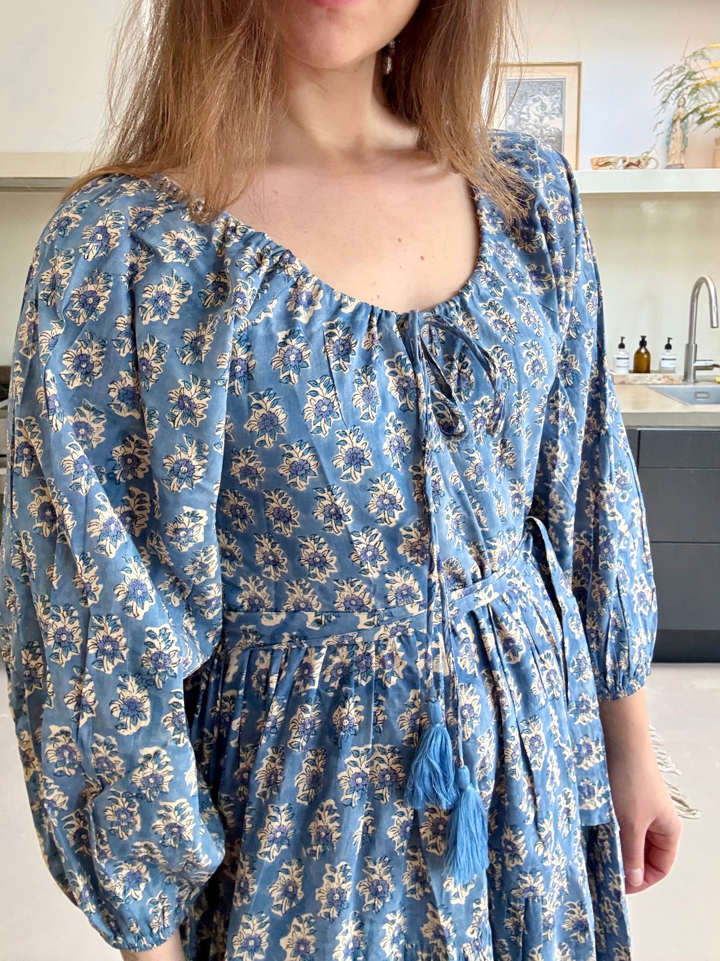 Detail van authentieke handgemaakte blockprint in zacht blauwe tinten — Dakota Misty Blue jurk, Amber Nicola