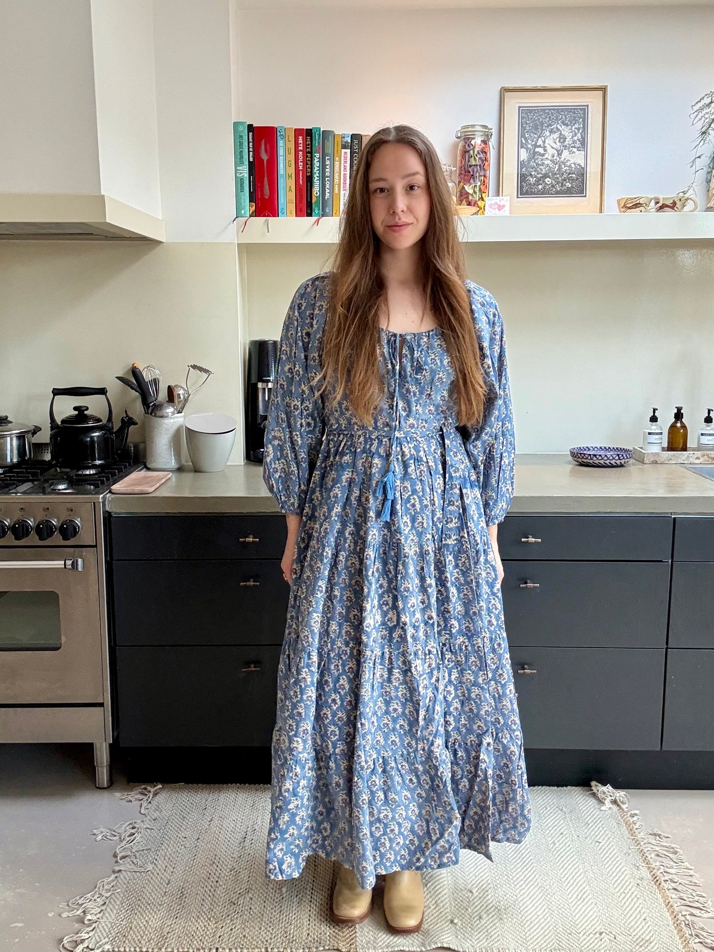 Dakota Misty Bleu blockprint jurk gedragen met bijgeleverde ceintuur voor getailleerd silhouet