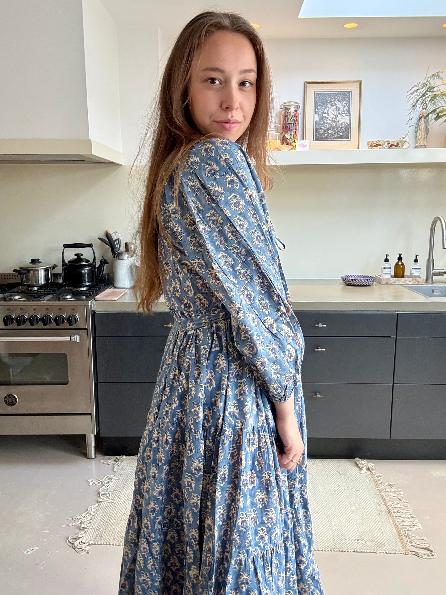 Handgemaakte blockprint jurk Dakota Misty blue — vooraanzicht met zacht blauwe print, Amber Nicola