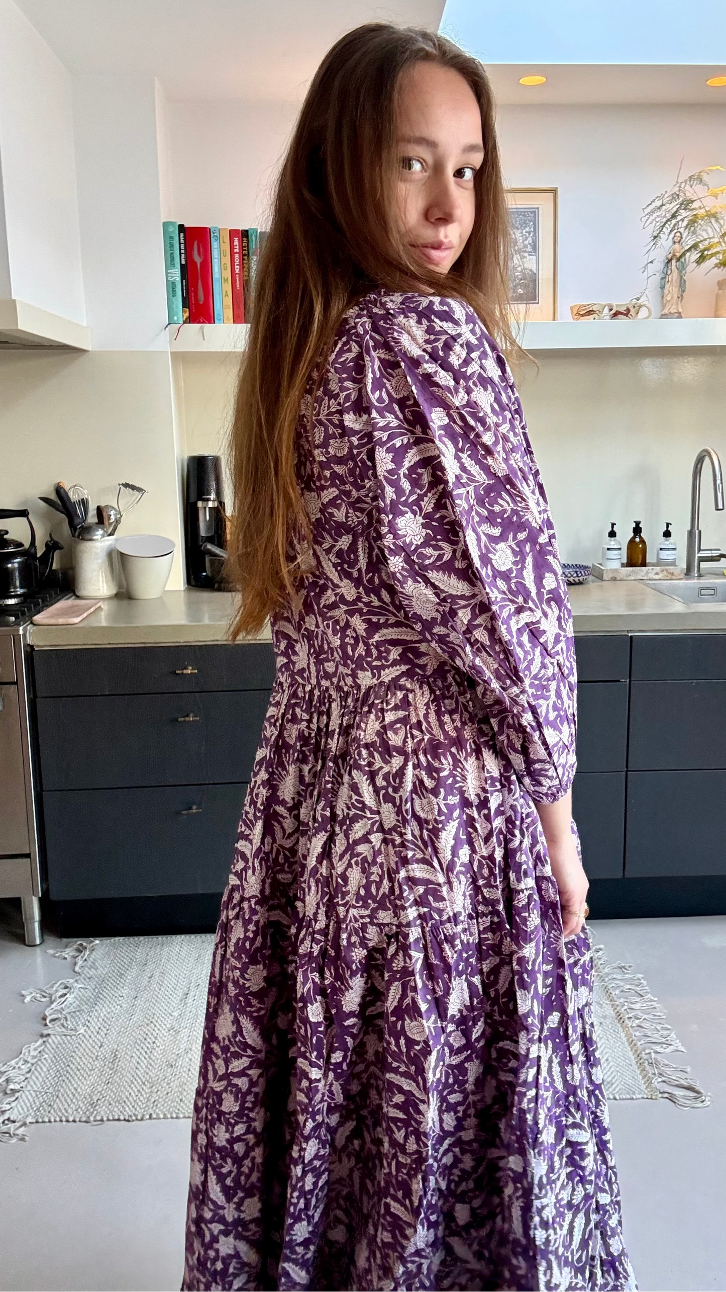 Model draagt handgemaakte blockprint jurk Dakota Amethyst zijaanzicht — Amber Nicola