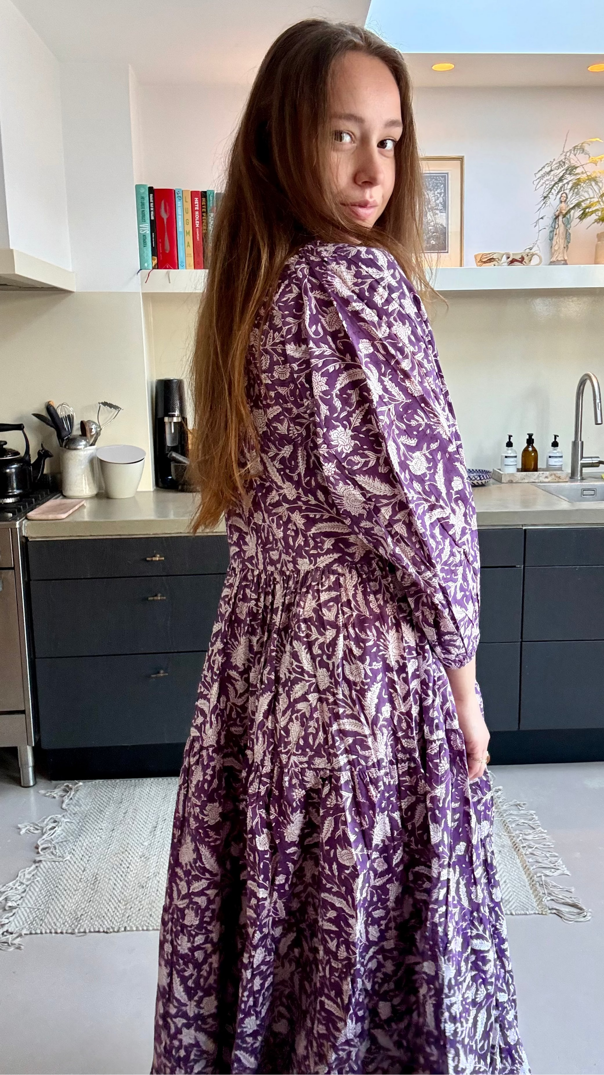 Model draagt handgemaakte blockprint jurk Dakota Amethyst zijaanzicht — Amber Nicola