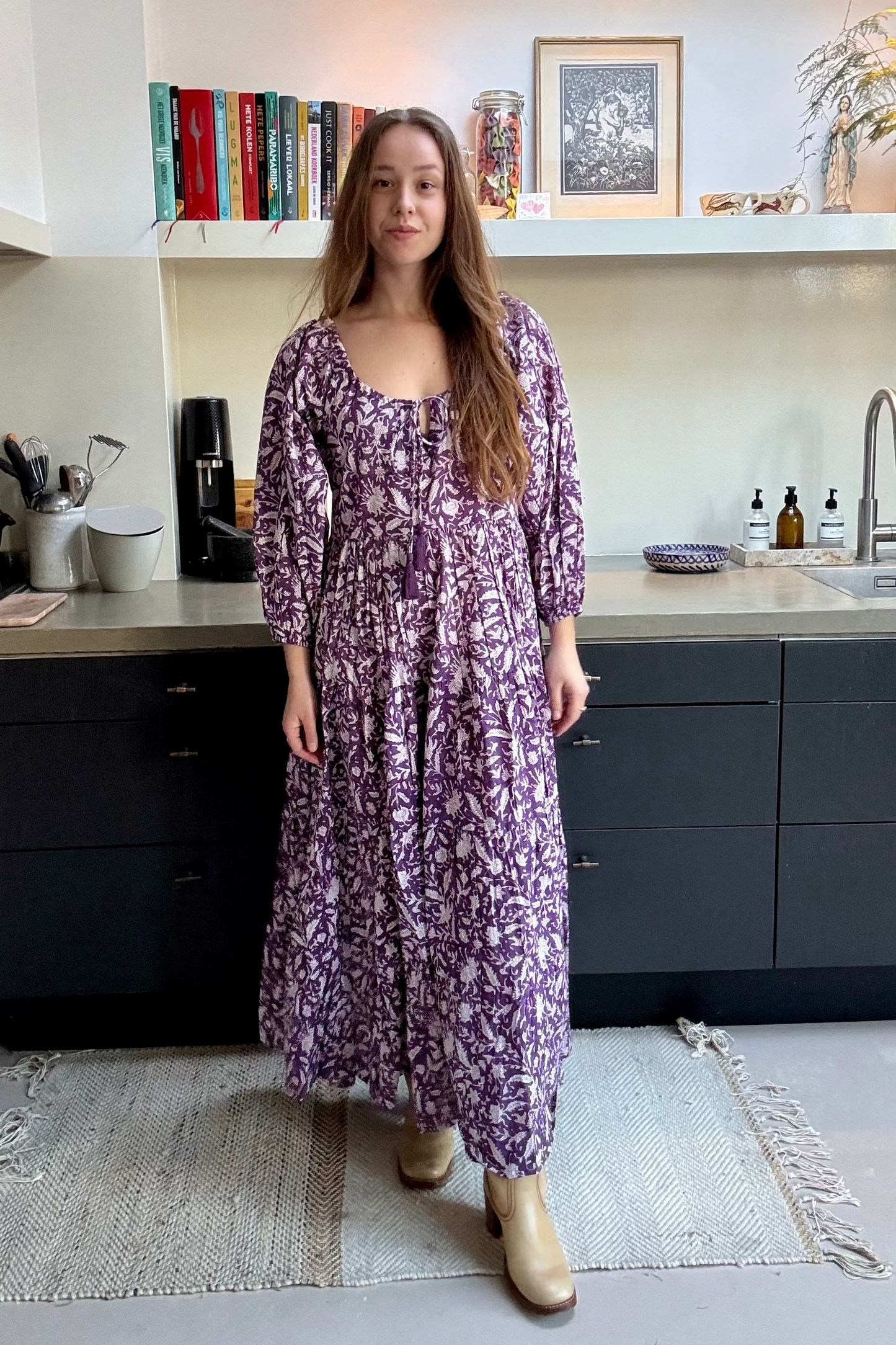 Model draagt handgemaakte blockprint jurk Dakota Amethyst — Amber Nicola