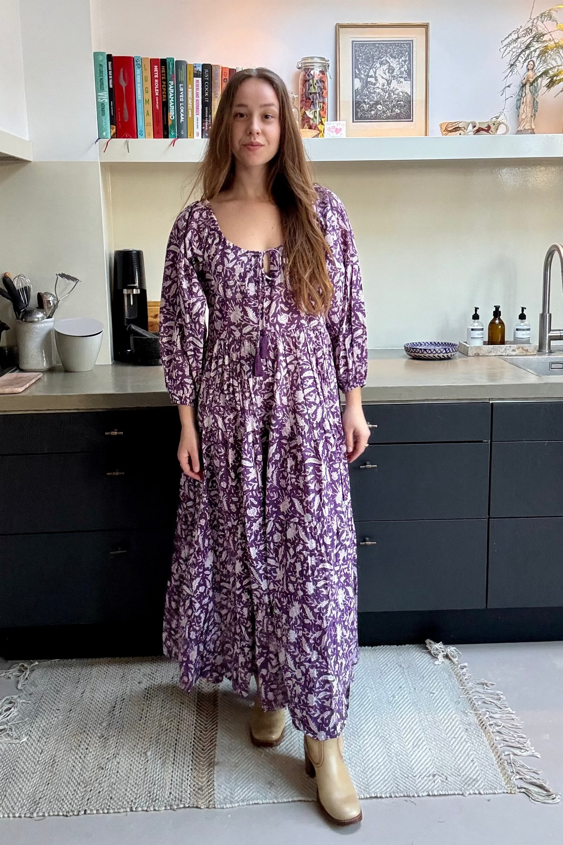 Model draagt handgemaakte blockprint jurk Dakota Amethyst — Amber Nicola
