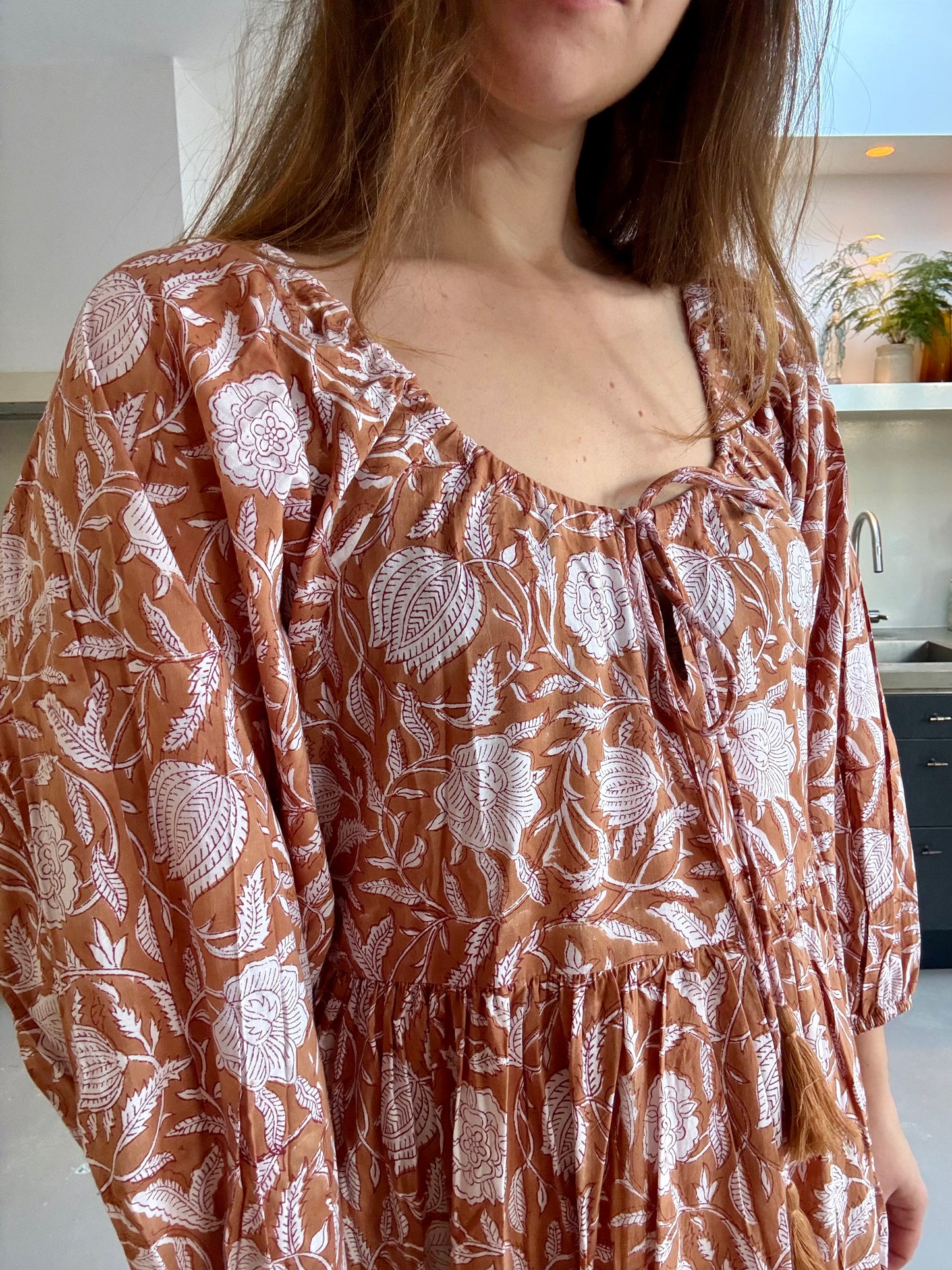 Close-up van verstelbare halslijn met handgemaakte kwastjes — Dakota Soft Marigold blockprint jurk