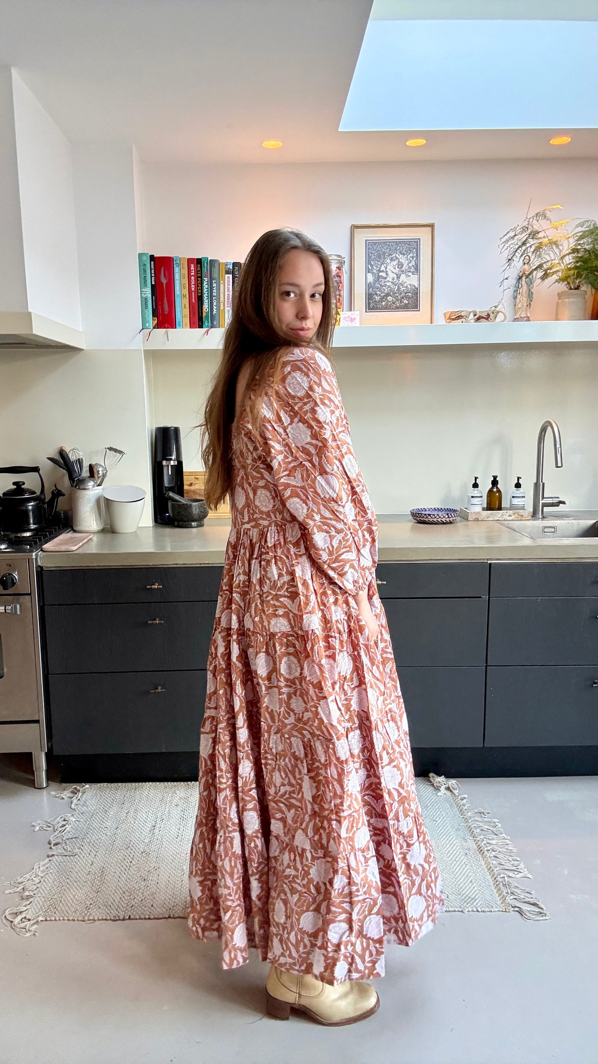 Handgemaakte blockprint jurk Dakota Soft Marigold — zijaanzicht met warm goud-oranje print, Amber Nicola