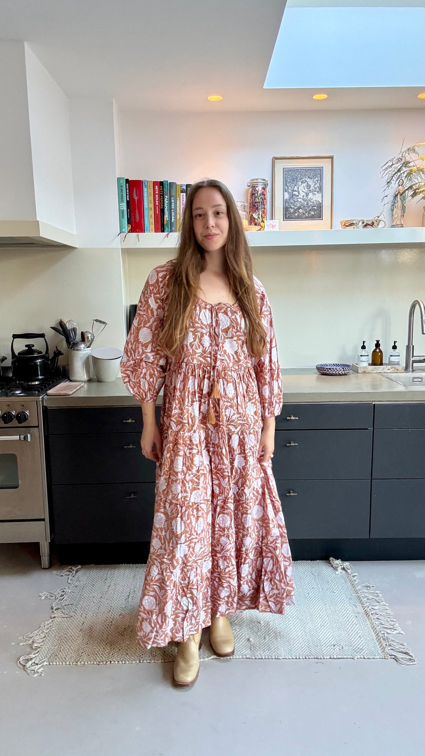 Model draagt handgemaakte blockprint jurk Dakota Soft Marigold — Amber Nicola