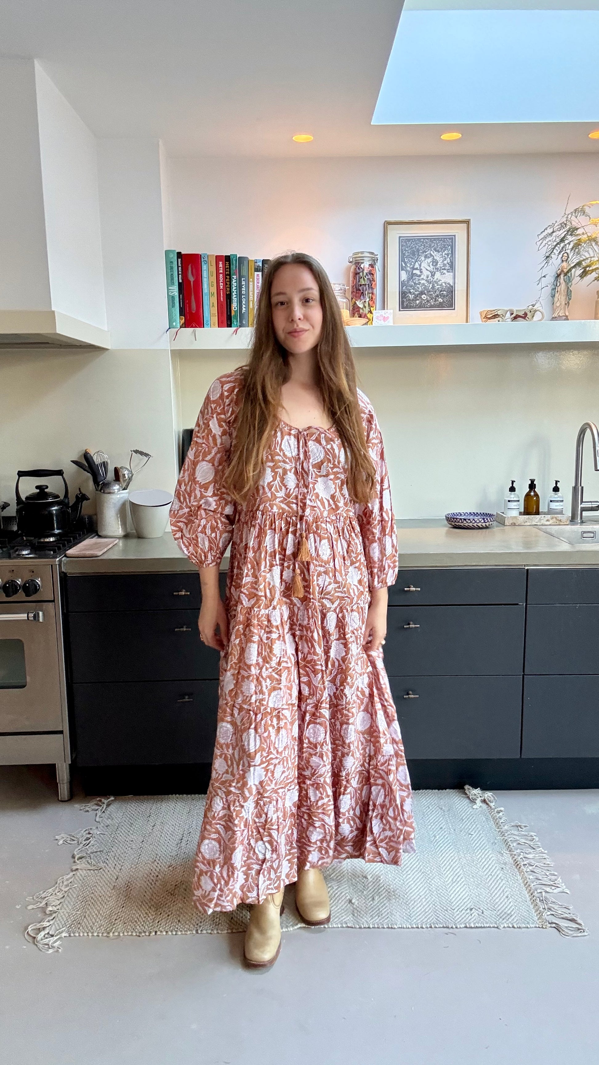 Model draagt handgemaakte blockprint jurk Dakota Soft Marigold — Amber Nicola