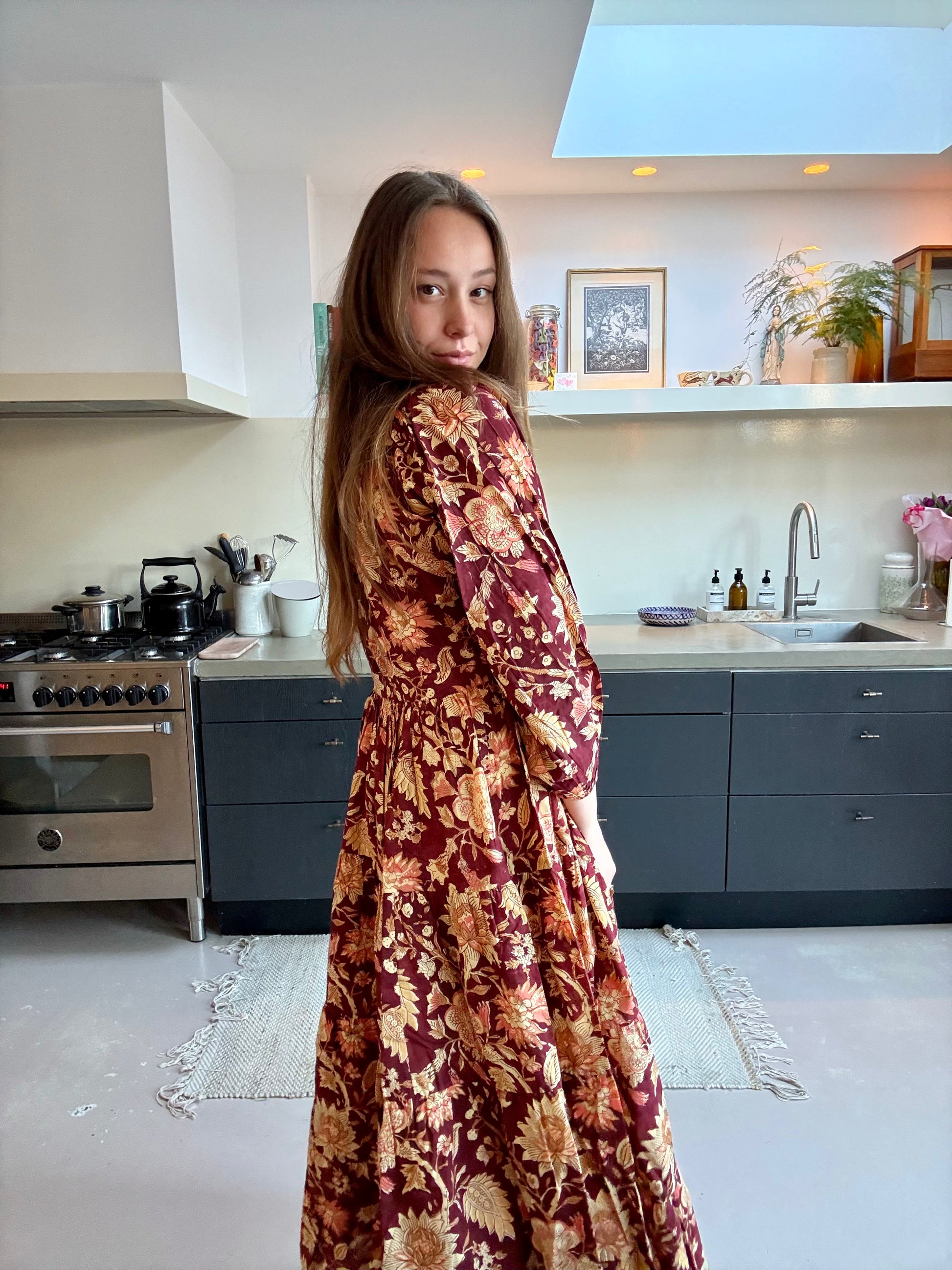 Handgemaakte blockprint jurk Dakota Deep Rouge — zijaanzicht met diep rode print, Amber Nicola