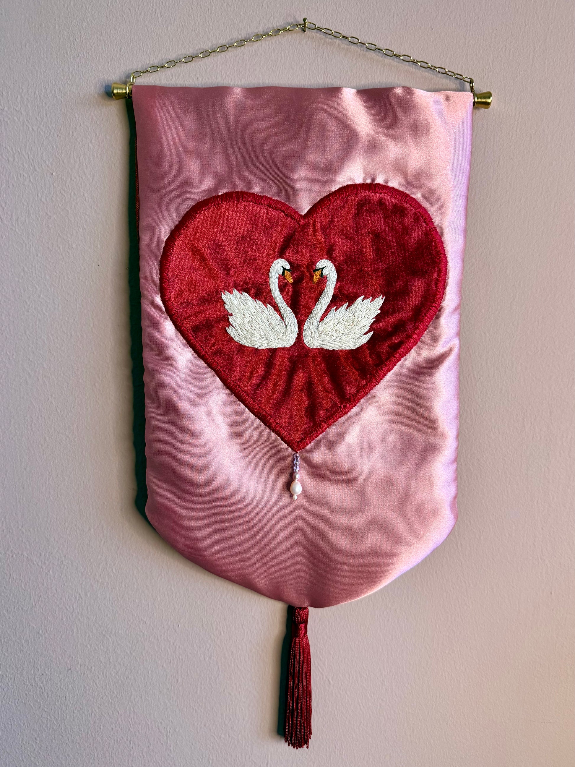 Handgeborduurde wandhanger Lovers Nest met geborduurde zwanen op fluweel — Amber Nicola