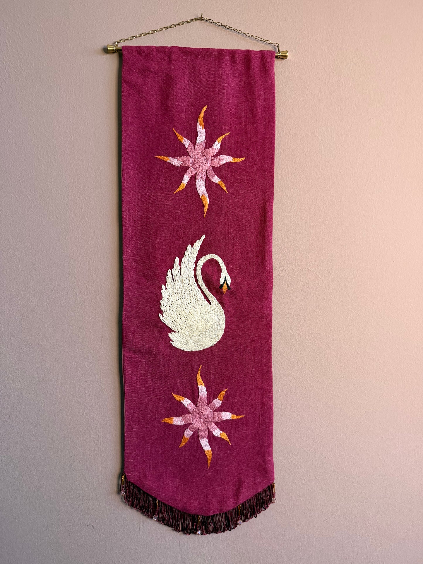 Handgeborduurde wandhanger Aurora Swan met zwaanmotief, kralen en franjerand op linnen, 20x68 cm — Amber Nicola