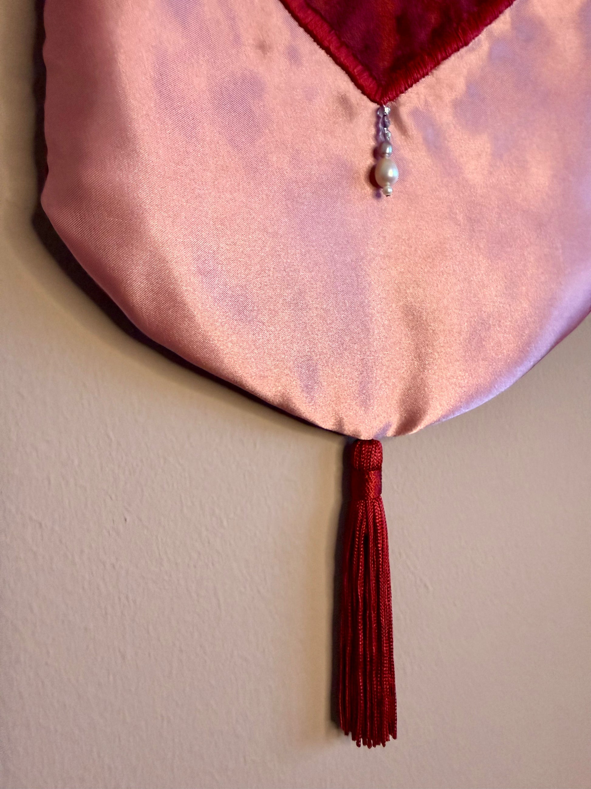 Detail van handgeborduurde wandhanger Lovers Nest met zoetwaterparels en kwastje — uniek kunstwerk, Amber Nicola