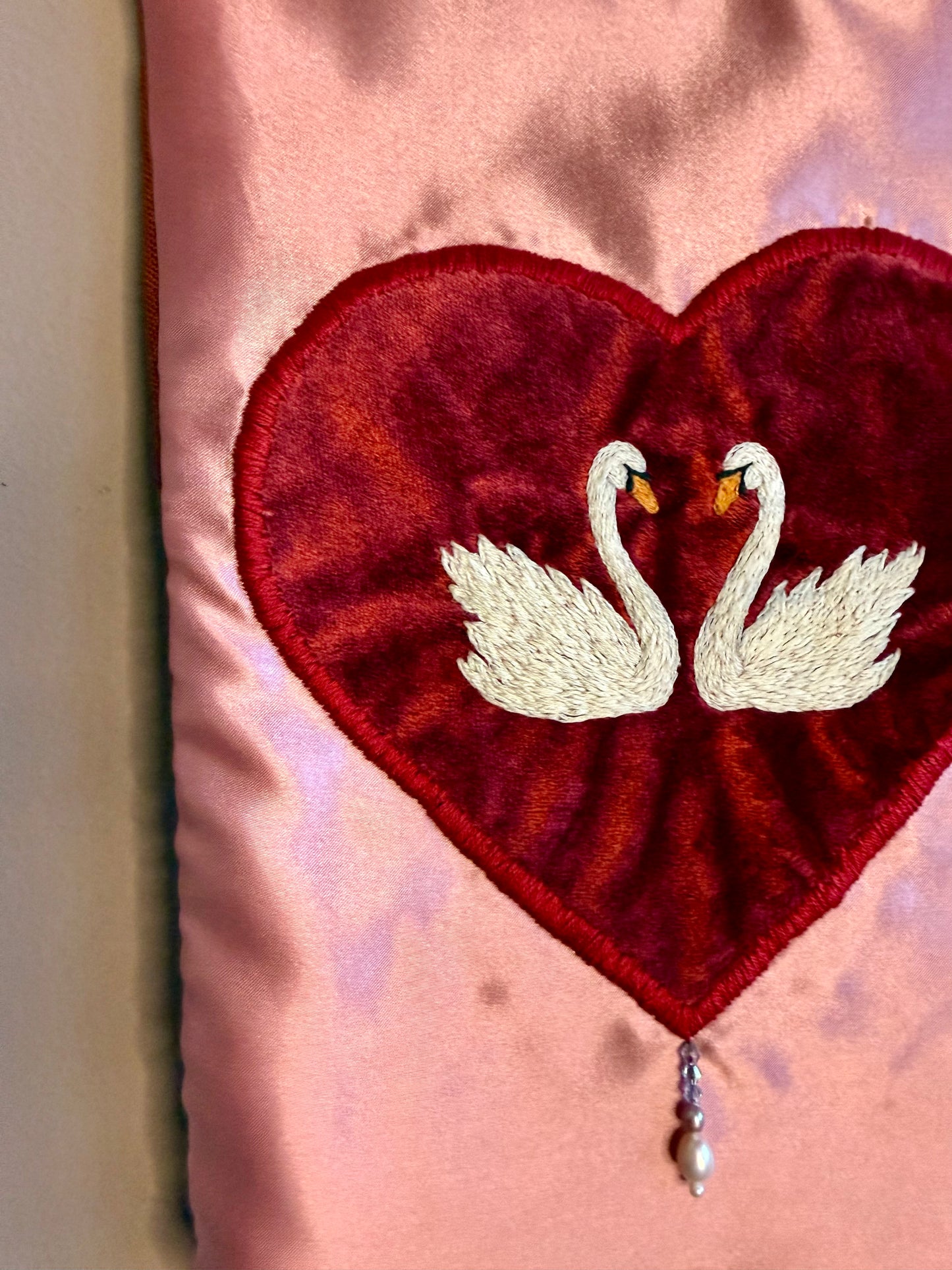 Detail van handgeborduurde wandhanger Lovers Nest met vogelmotief op fluweel — uniek kunstwerk, Amber Nicola