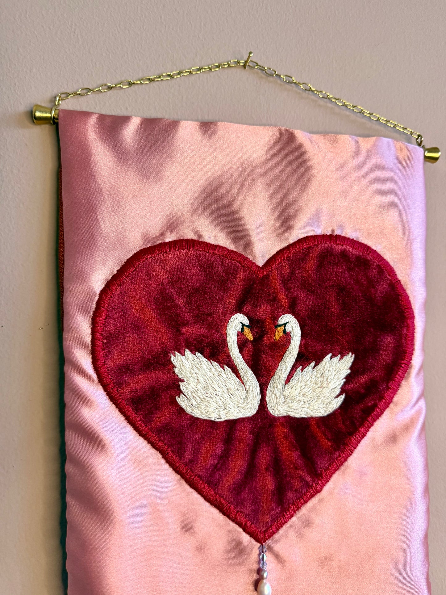 Detail van handgeborduurde wandhanger Lovers Nest met zwanen geborduurd op fluweel — uniek kunstwerk, Amber Nicola