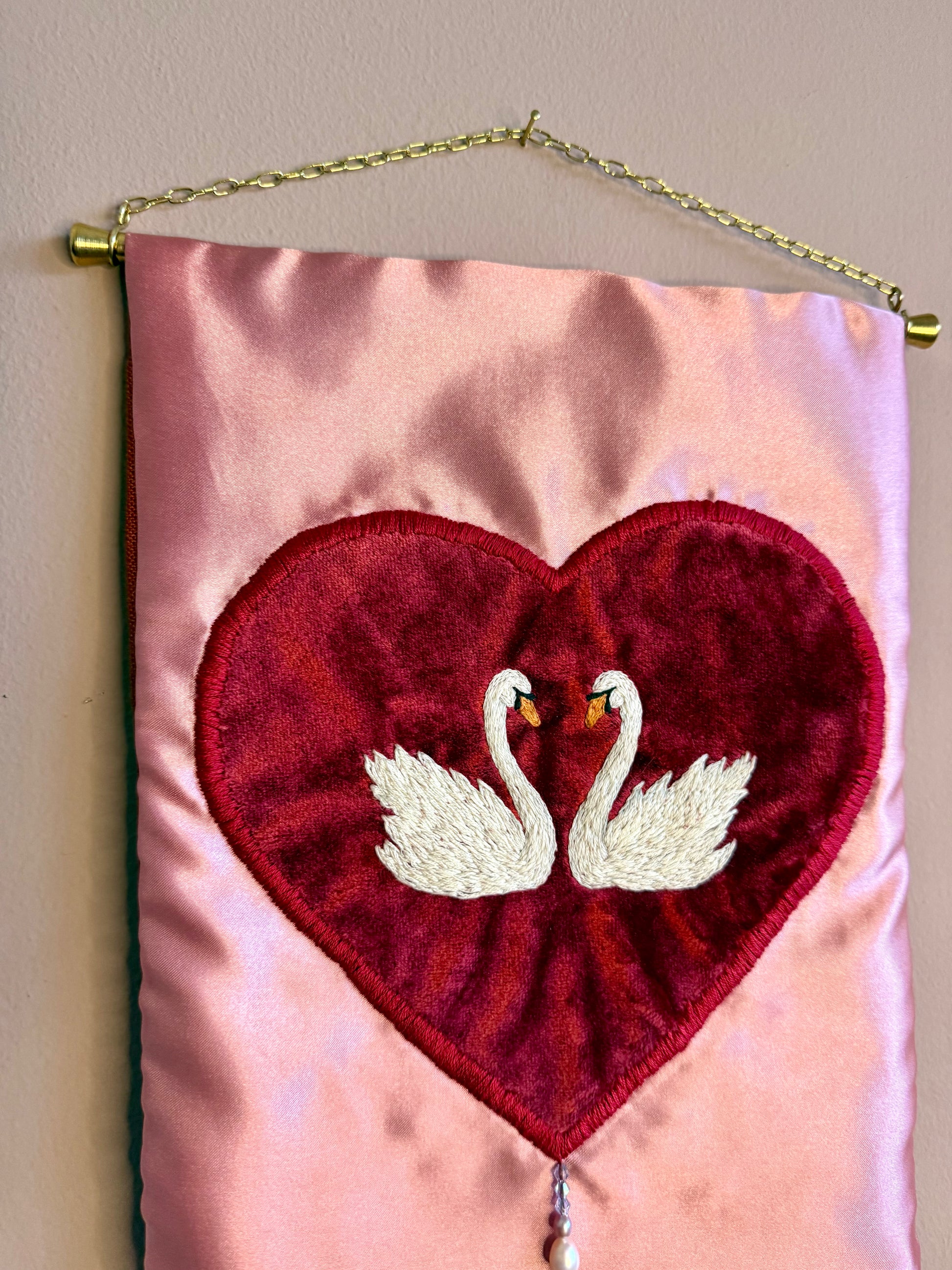 Detail van handgeborduurde wandhanger Lovers Nest met zwanen geborduurd op fluweel — uniek kunstwerk, Amber Nicola