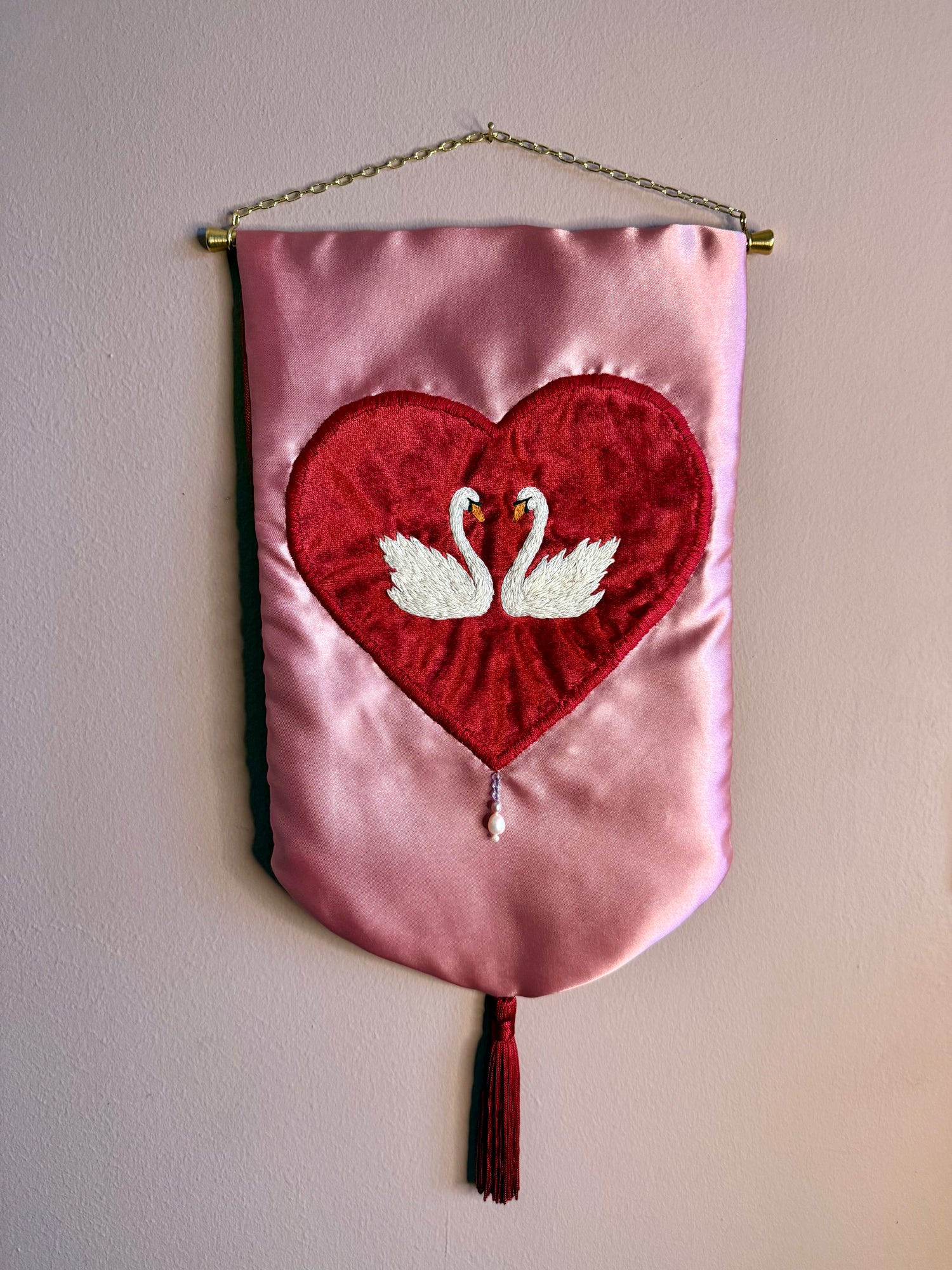 Handgeborduurde wandhanger Lovers Nest met vogelmotief op fluweel — uniek kunstwerk, Amber Nicola