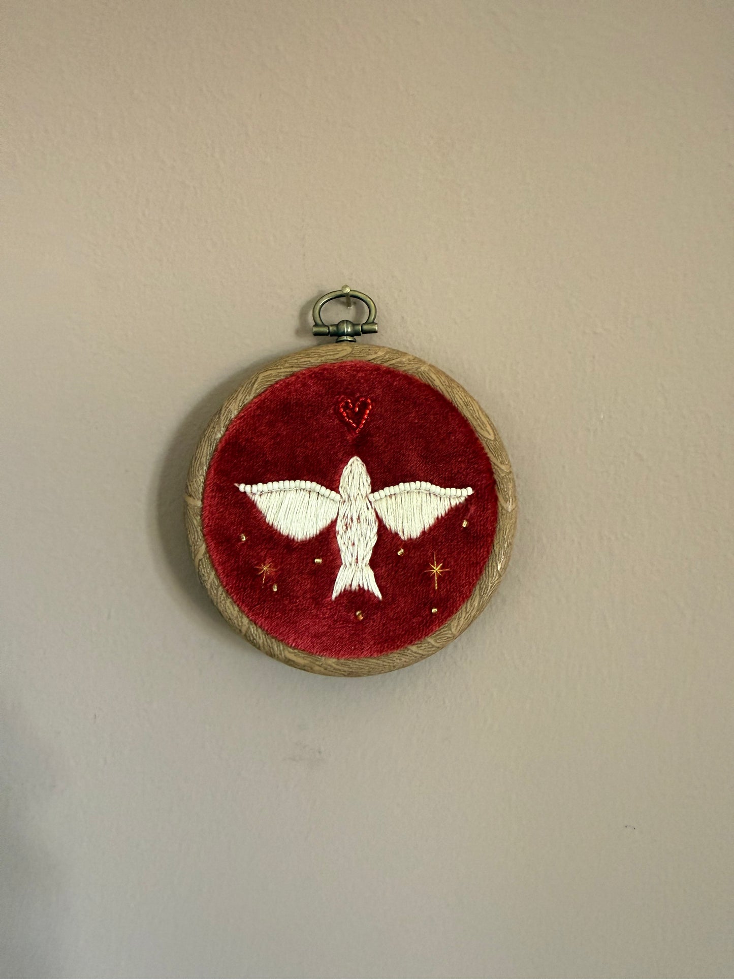 Handgeborduurd duifje op rood fluweel maat S — wanddecoratie, Amber Nicola