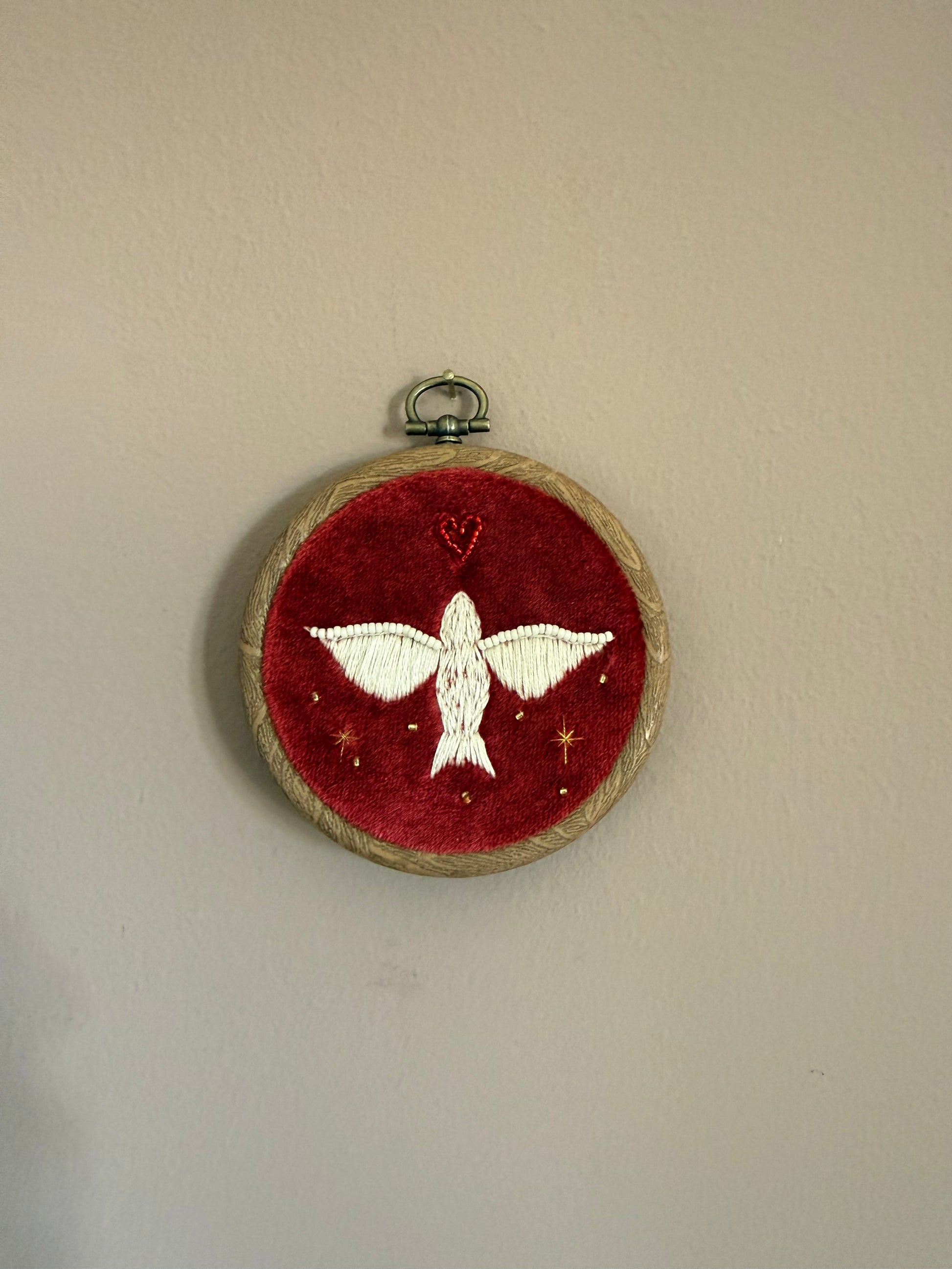 Handgeborduurd duifje op rood fluweel maat S — wanddecoratie, Amber Nicola