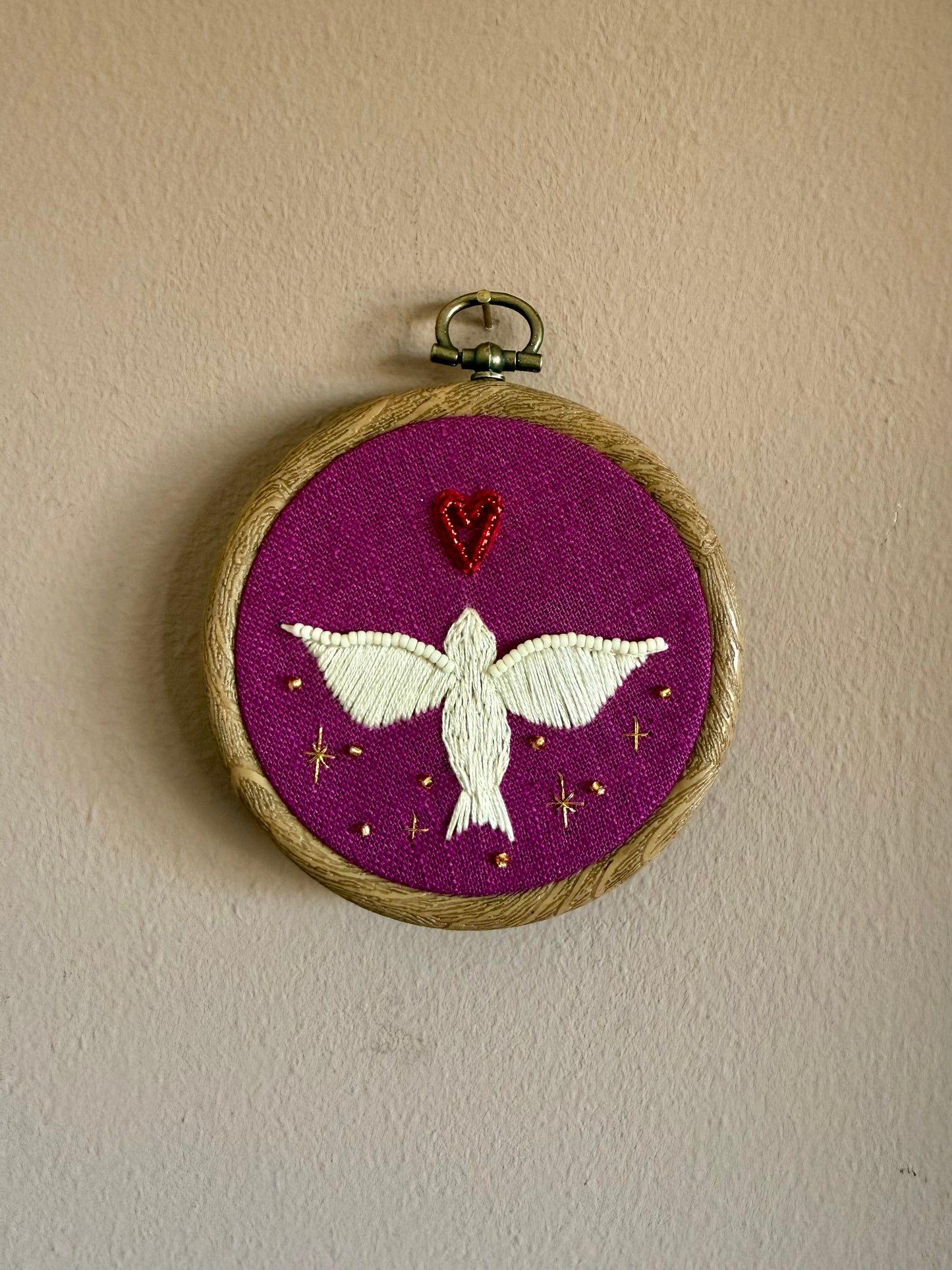 Handgeborduurd duifje op fuchsia linnen maat S — wanddecoratie, Amber Nicola