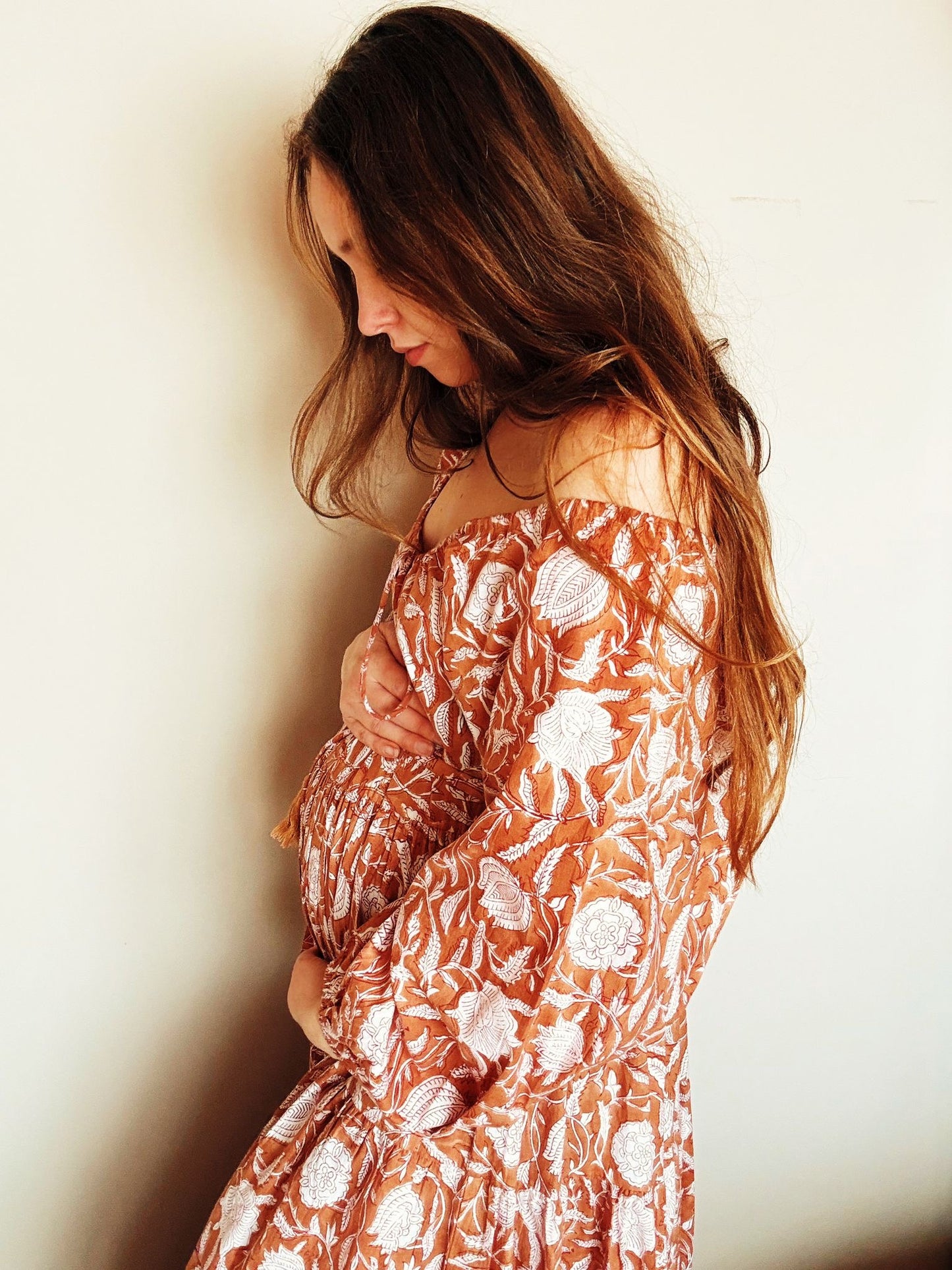 Model draagt handgemaakte blockprint jurk Dakota Soft Marigold geschikt voor zwangeren — Amber Nicola