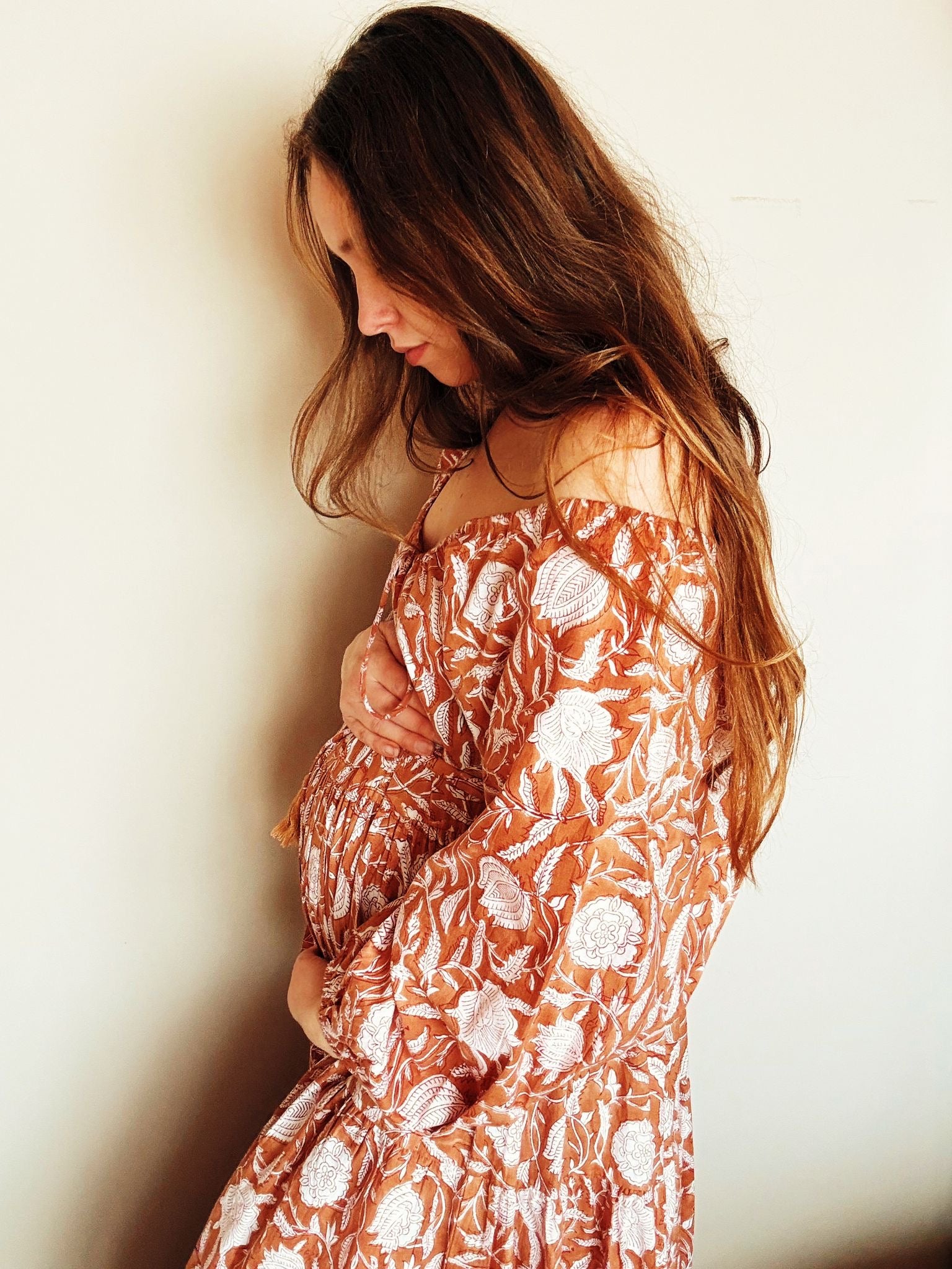 Model draagt handgemaakte blockprint jurk Dakota Soft Marigold geschikt voor zwangeren — Amber Nicola