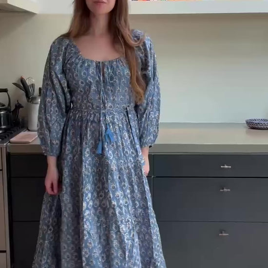 Model draagt handgemaakte blockprint jurk Dakota Misty Blue in buitensetting — Amber Nicola