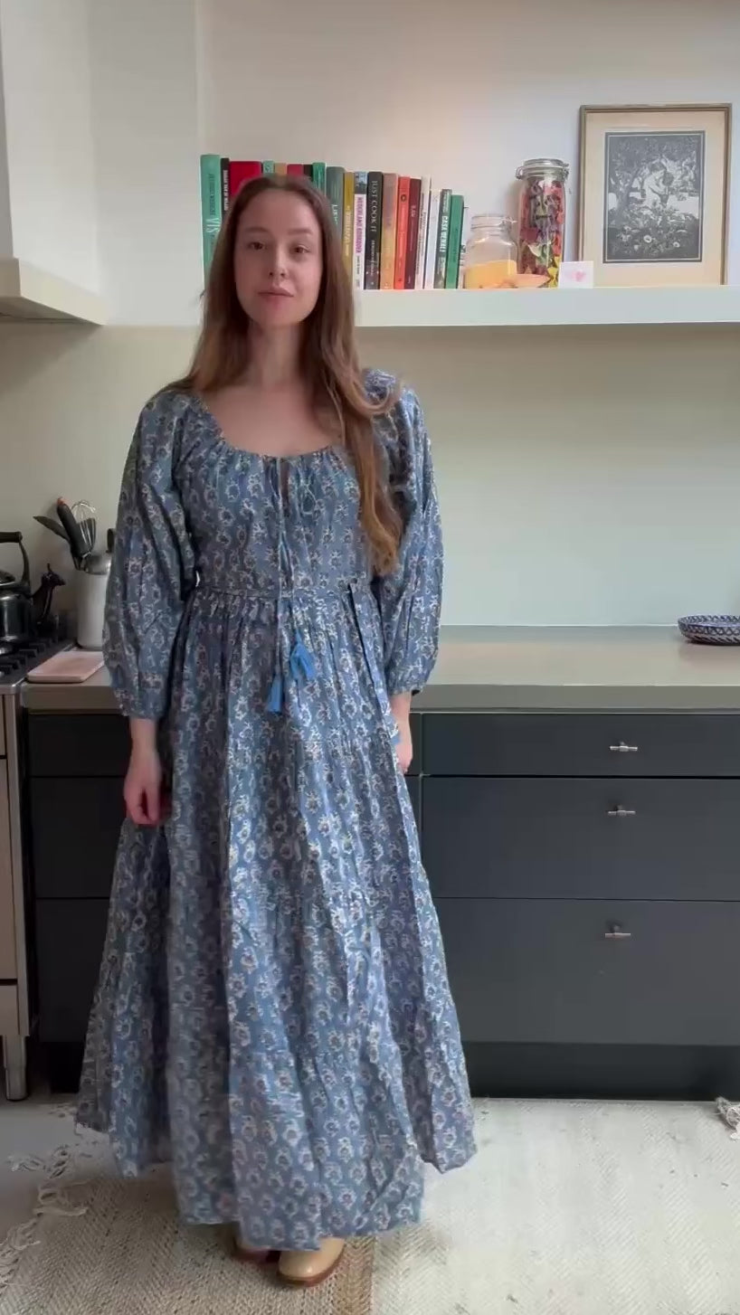 Model draagt handgemaakte blockprint jurk Dakota Misty Blue in buitensetting — Amber Nicola