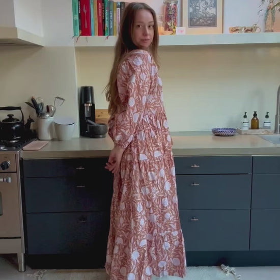 Handgemaakte blockprint jurk Dakota Soft Marigold — vooraanzicht met warm goud-oranje print, Amber Nicola