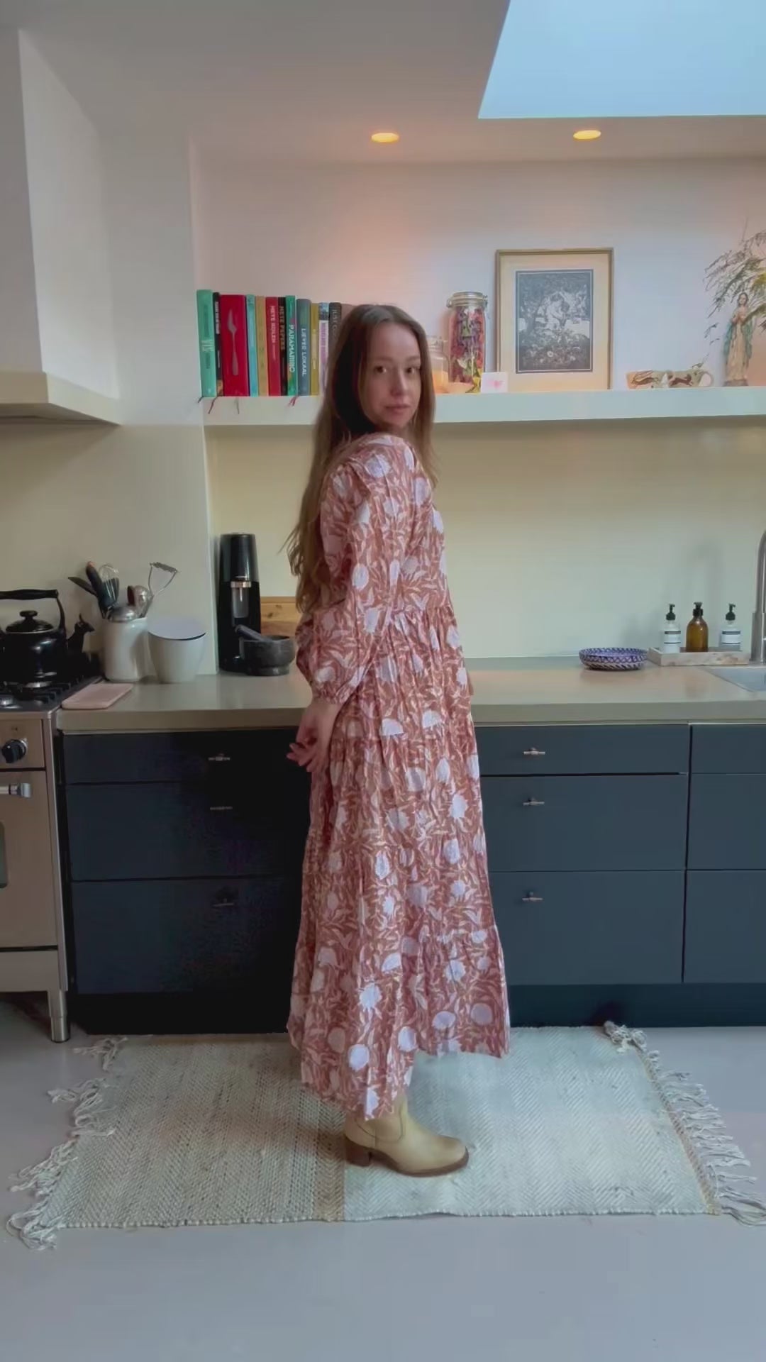 Handgemaakte blockprint jurk Dakota Soft Marigold — vooraanzicht met warm goud-oranje print, Amber Nicola