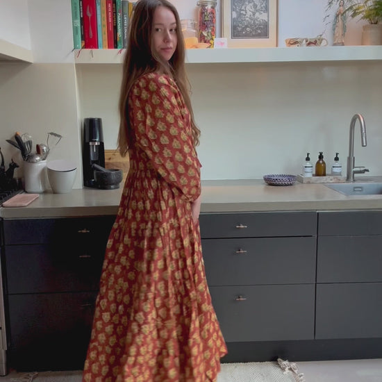 Model draagt handgemaakte blockprint jurk Dakota Desert Rust in buitensetting — Amber Nicola