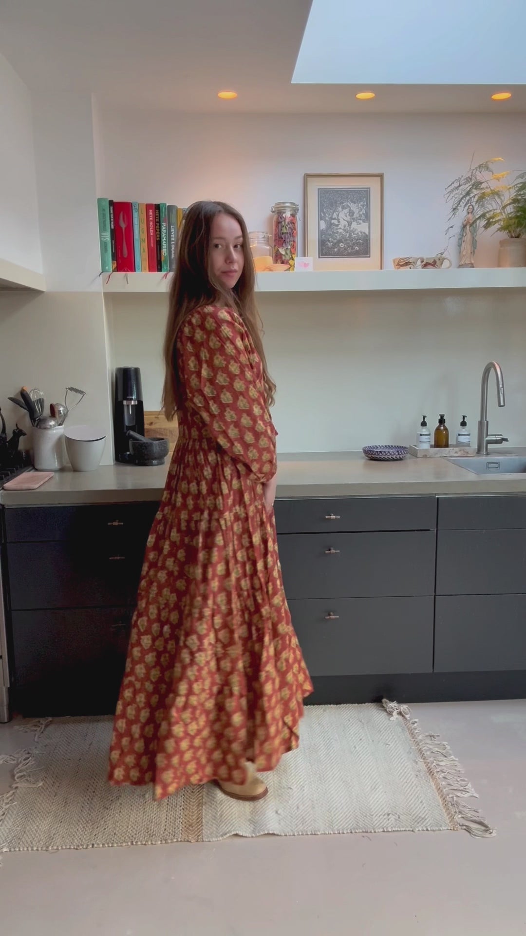 Model draagt handgemaakte blockprint jurk Dakota Desert Rust in buitensetting — Amber Nicola